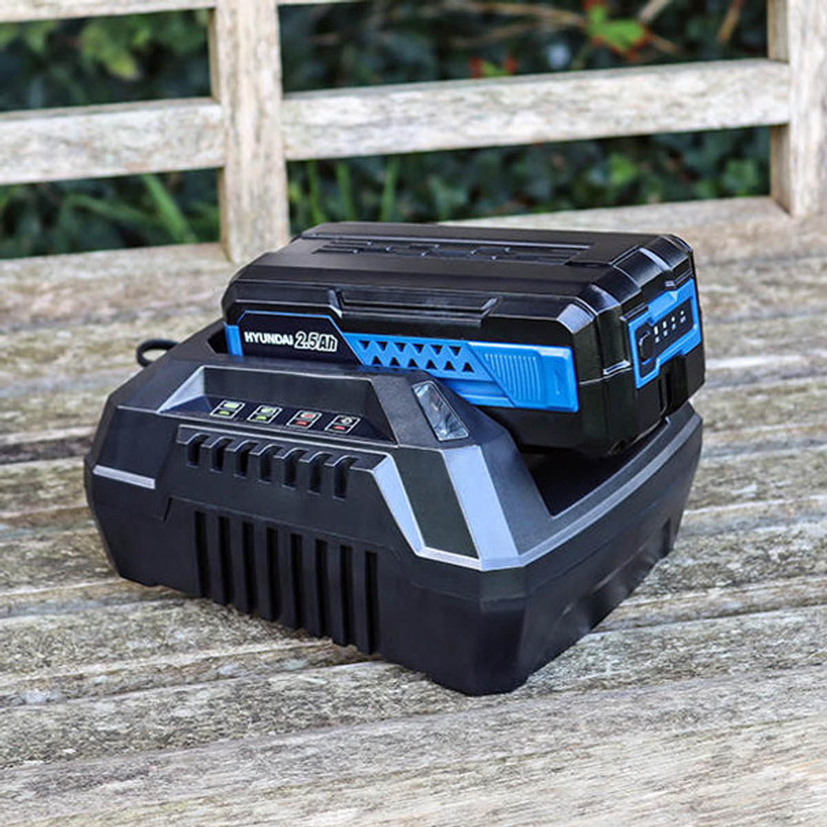 Hyundai HYM40LI330P 40V Cordless Lawnmower Rear Roller 32cm With 1 x 2.5Ah Battery Powered & Charger