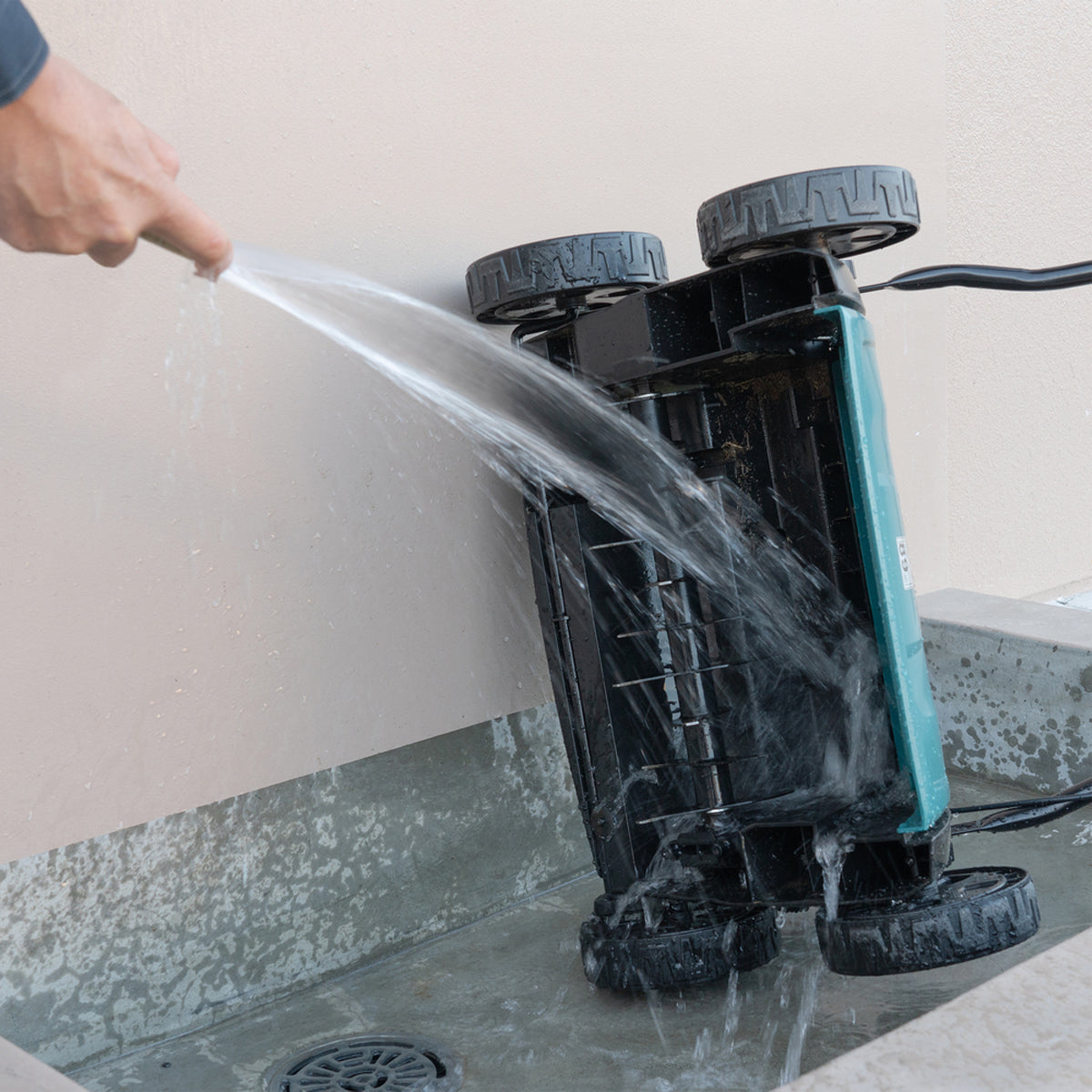 Makita DUV320Z 18V LXT Brushless 320mm Scarifier with 1 x 6.0Ah Battery & Charger